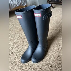Size 10, Navy Blue, never worn tall Hunter Rain Boots!